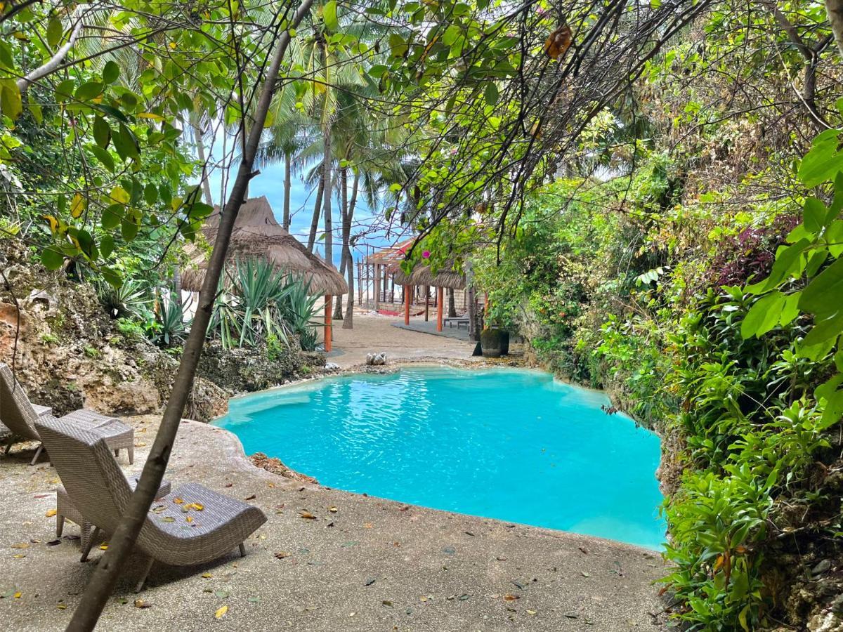 Coco Grove Beach Resort, Siquijor Island ภายนอก รูปภาพ The swimming pool at the resort