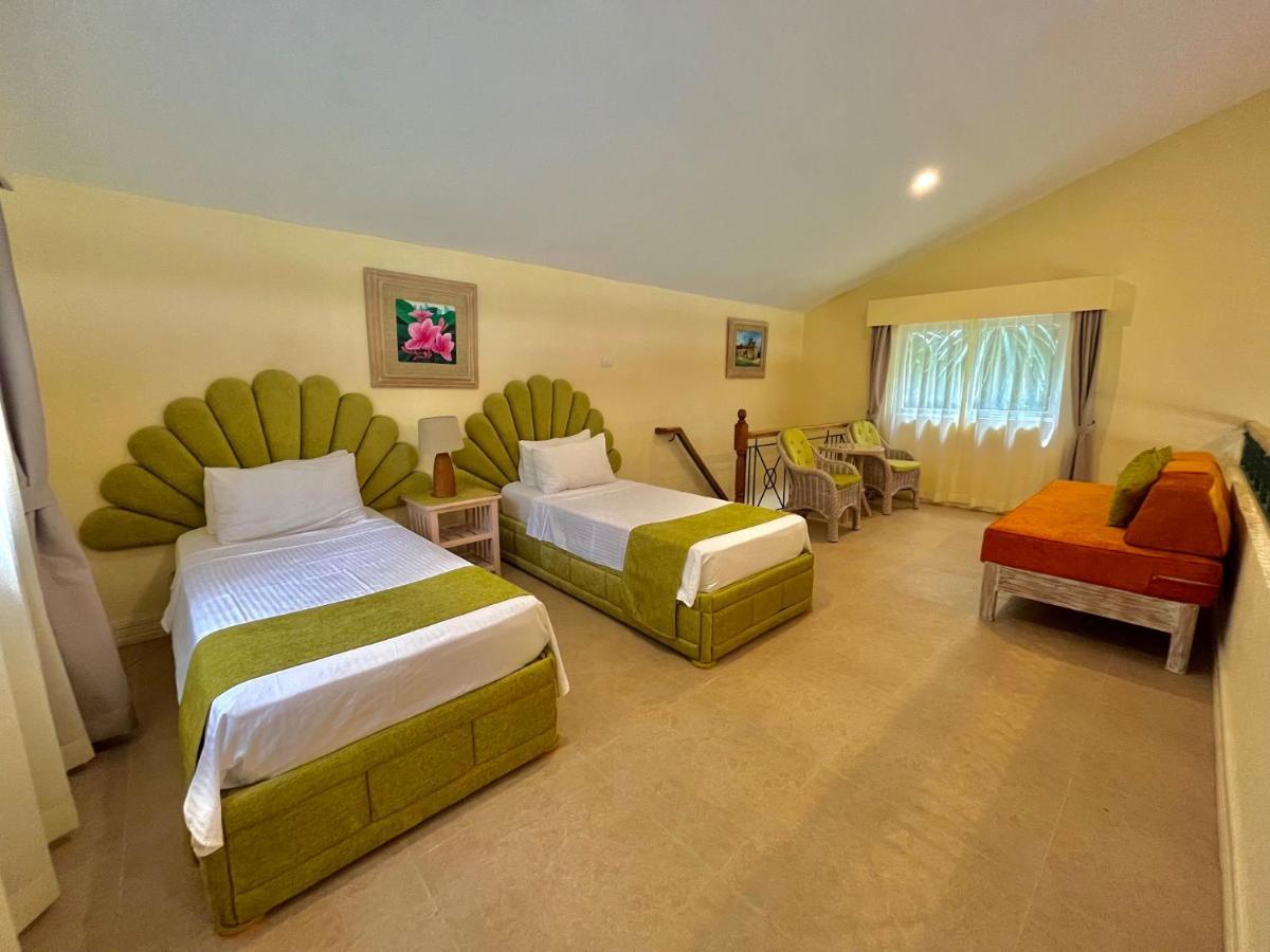 Coco Grove Beach Resort, Siquijor Island ภายนอก รูปภาพ A room at the hotel