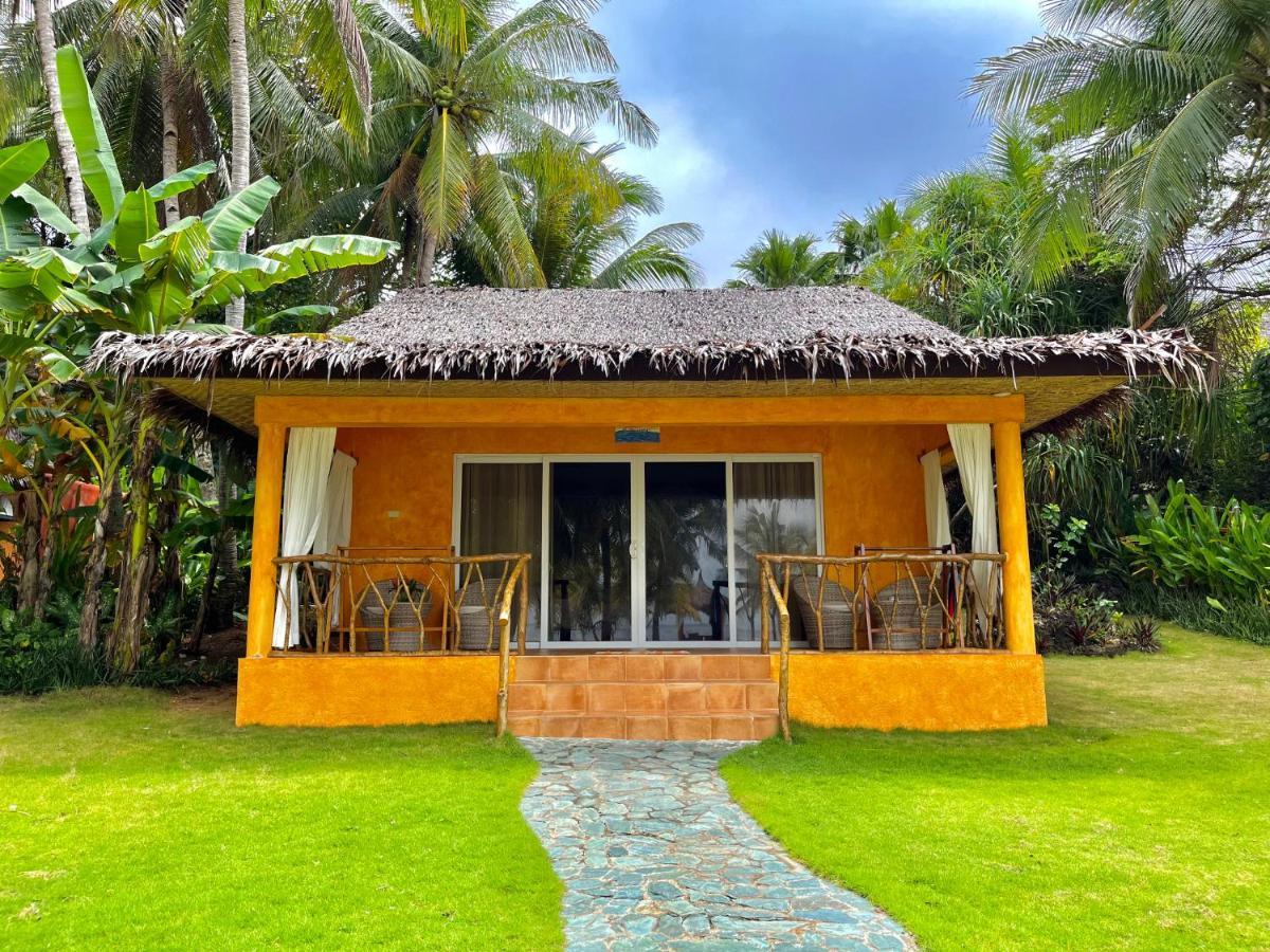 Coco Grove Beach Resort, Siquijor Island ภายนอก รูปภาพ A bungalow at the resort