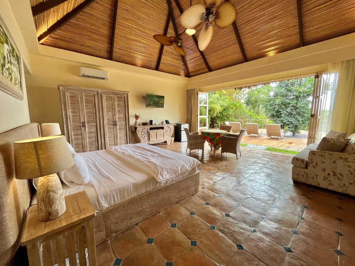 Coco Grove Beach Resort, Siquijor Island ภายนอก รูปภาพ A room at the hotel