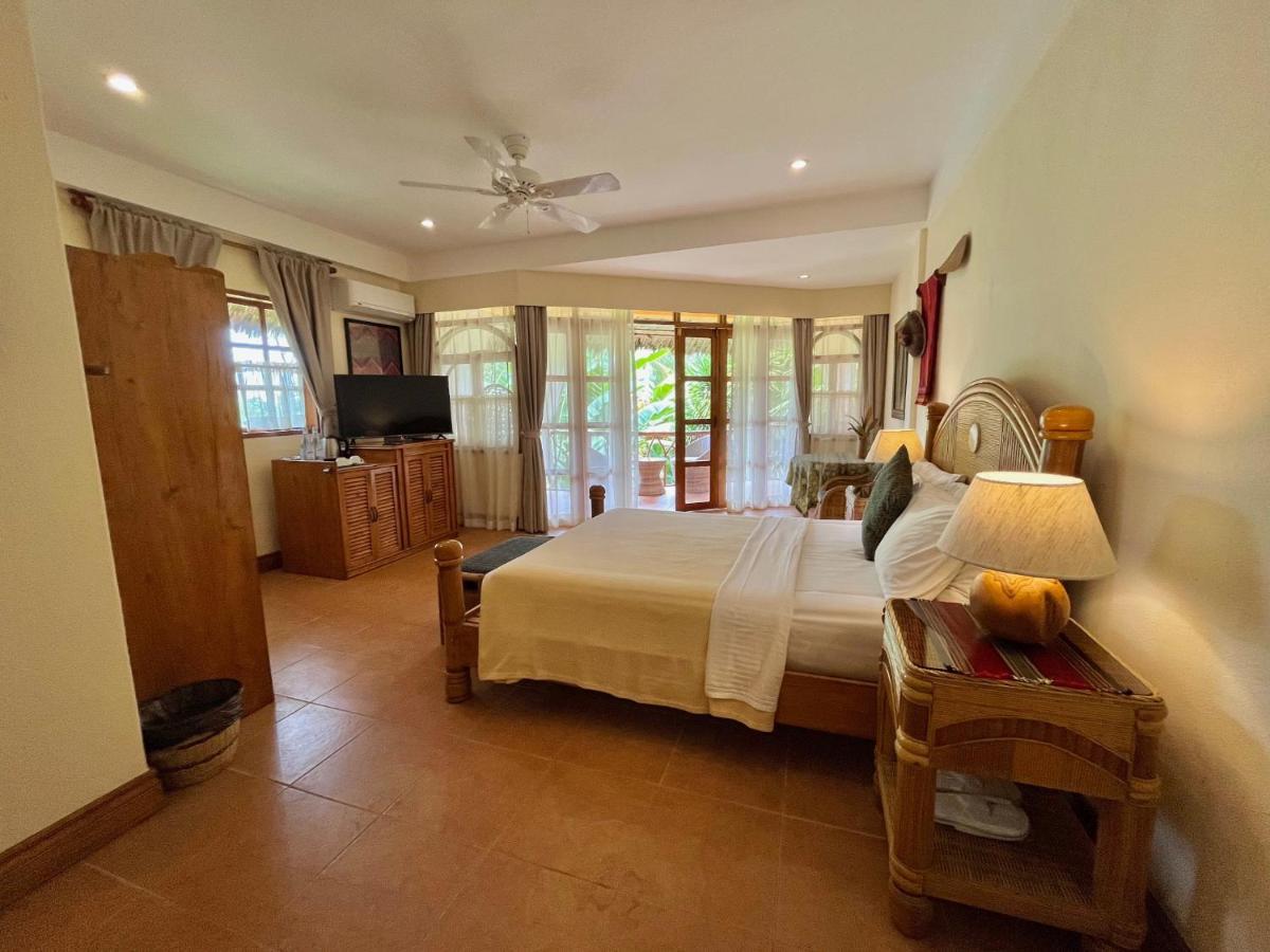 Coco Grove Beach Resort, Siquijor Island ภายนอก รูปภาพ A room at the resort