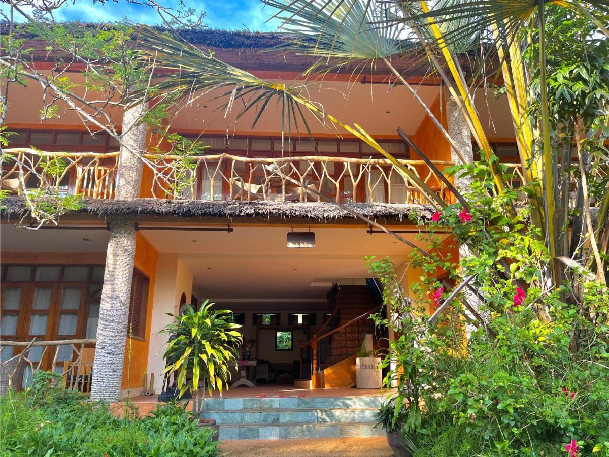 Coco Grove Beach Resort, Siquijor Island ภายนอก รูปภาพ The entrance to the hotel