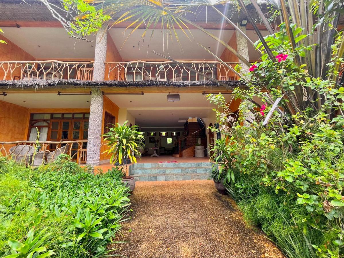 Coco Grove Beach Resort, Siquijor Island ภายนอก รูปภาพ The entrance to the hotel