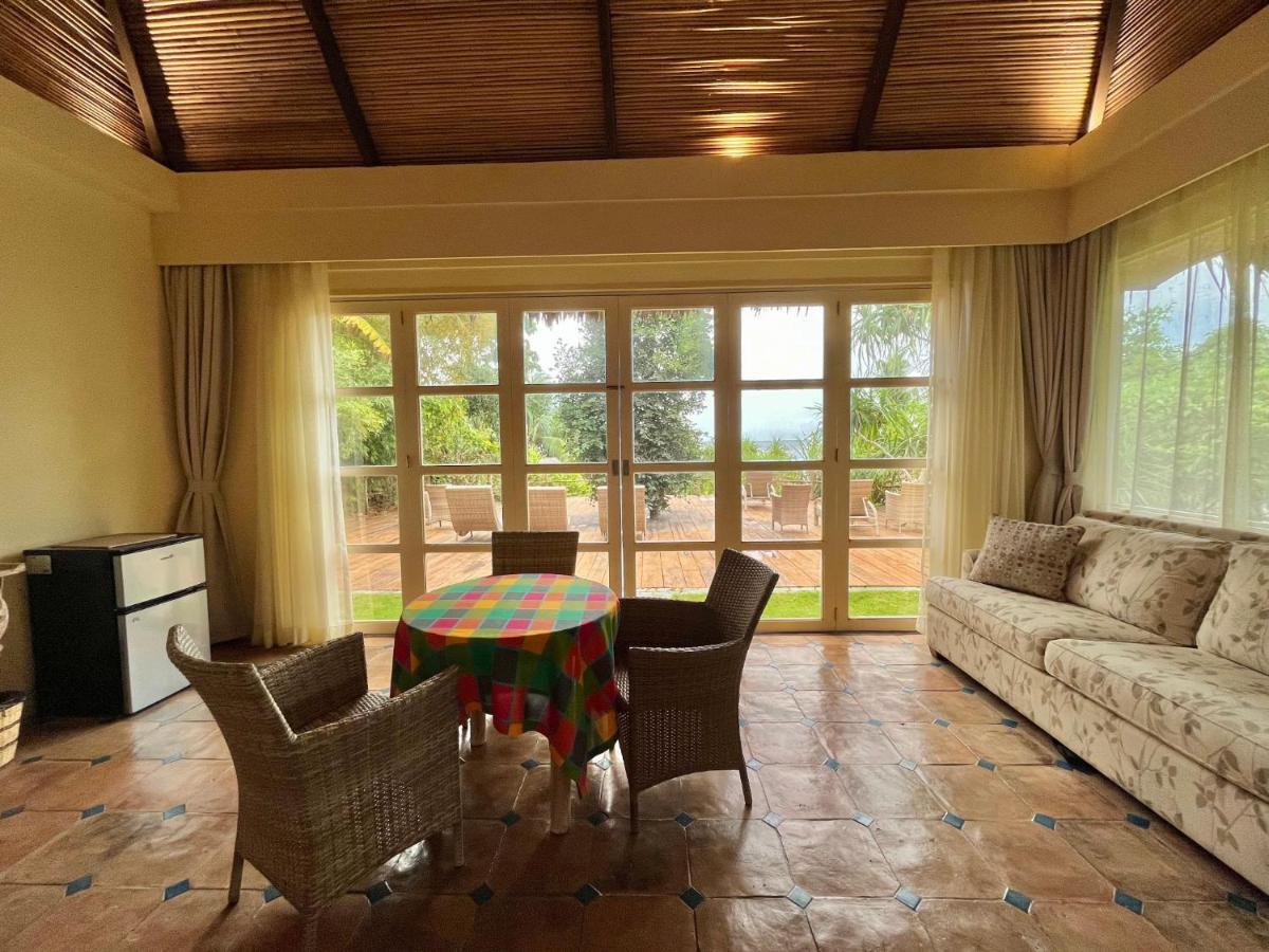 Coco Grove Beach Resort, Siquijor Island ภายนอก รูปภาพ Interior of a villa at the resort