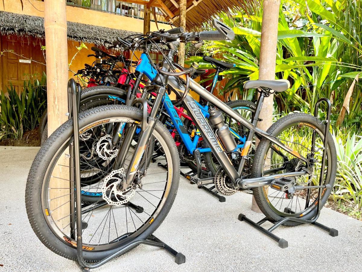 Coco Grove Beach Resort, Siquijor Island ภายนอก รูปภาพ A bicycle on a bike stand