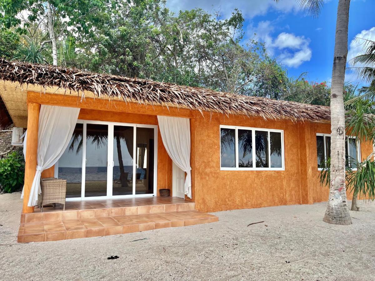 Coco Grove Beach Resort, Siquijor Island ภายนอก รูปภาพ A beach villa at the resort