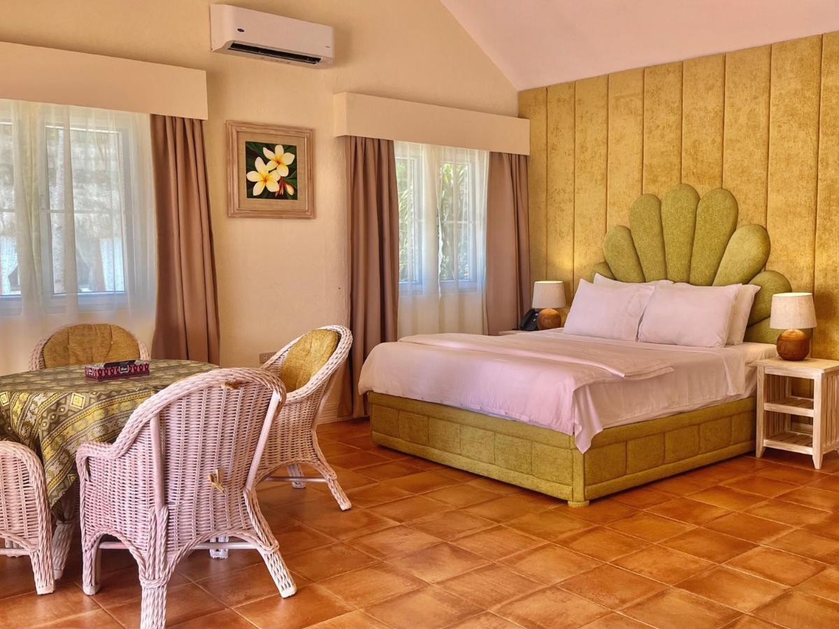 Coco Grove Beach Resort, Siquijor Island ภายนอก รูปภาพ A room at the hotel