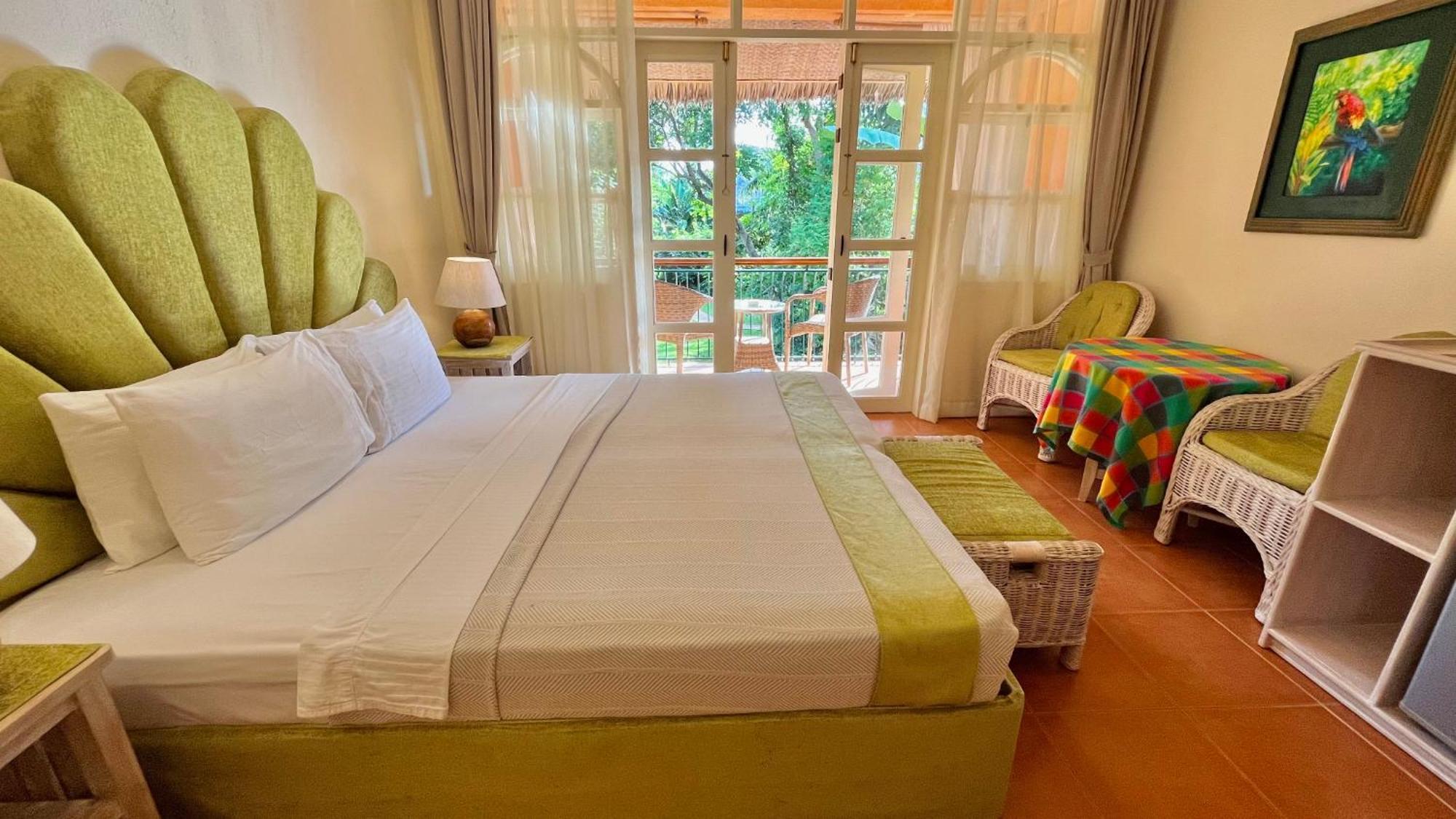 Coco Grove Beach Resort, Siquijor Island ห้อง รูปภาพ A room at the hotel