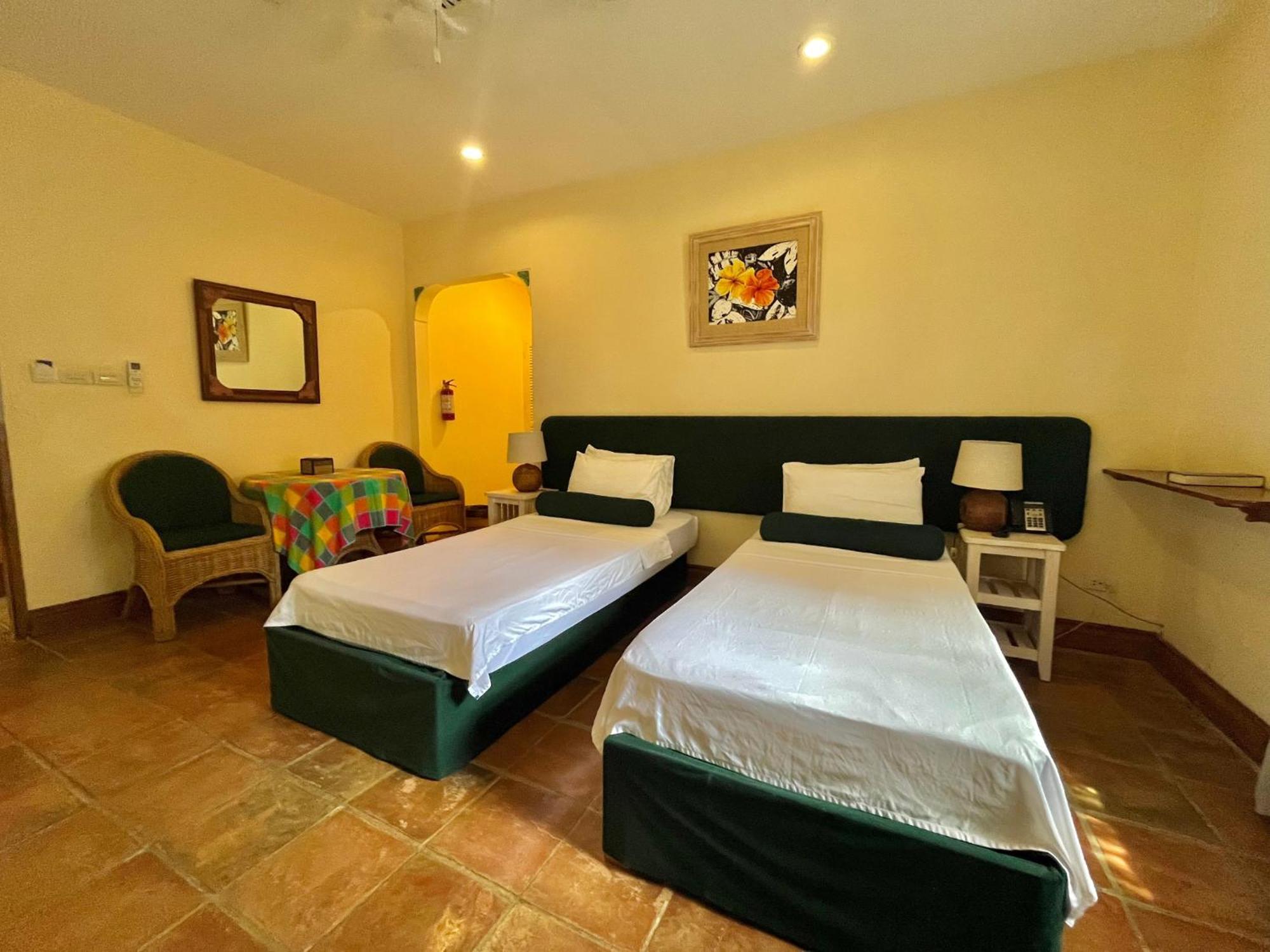 Coco Grove Beach Resort, Siquijor Island ห้อง รูปภาพ A room at the hotel