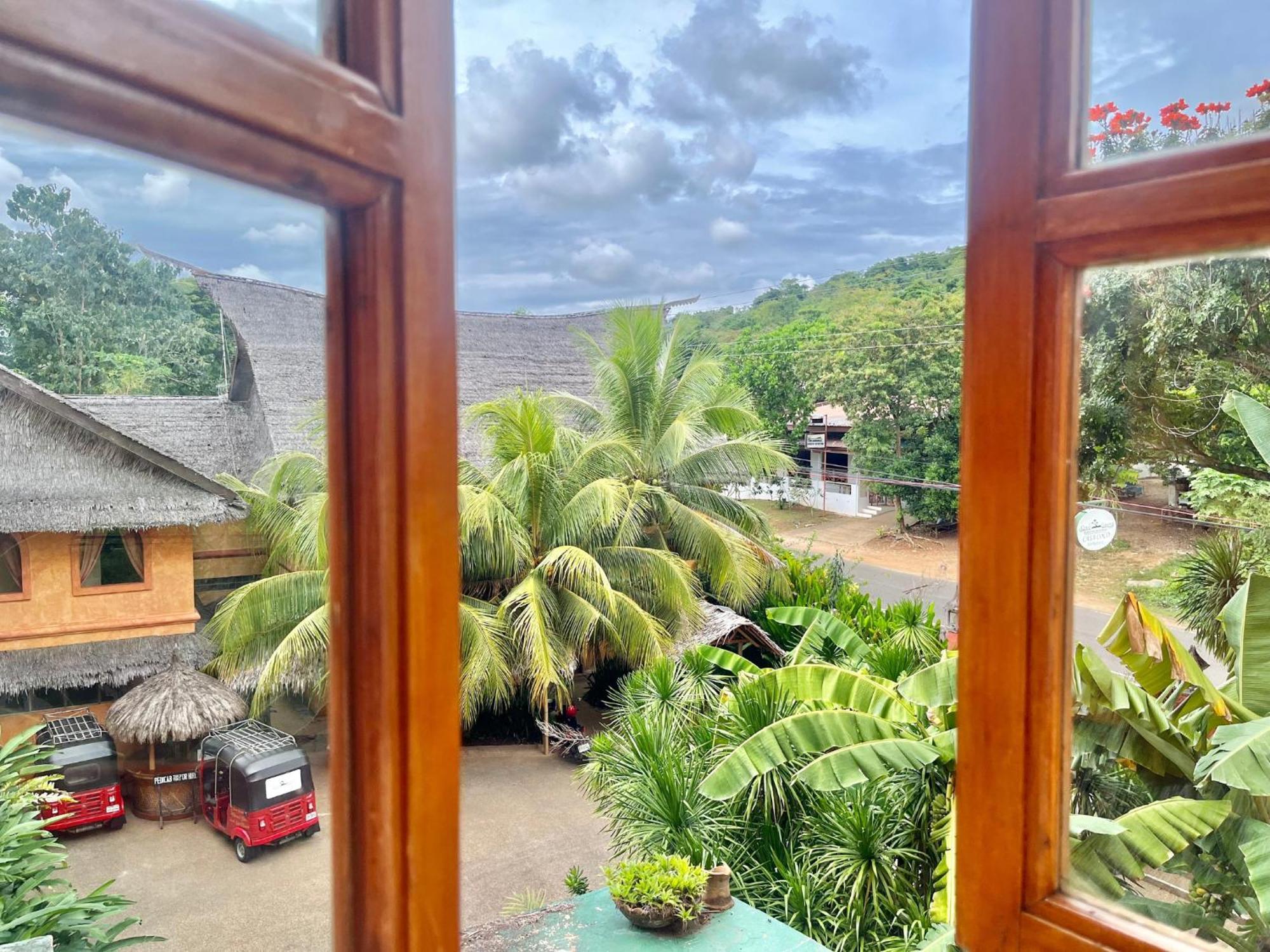 Coco Grove Beach Resort, Siquijor Island ห้อง รูปภาพ View from the window of a guest house in the village of Kumburupiddy