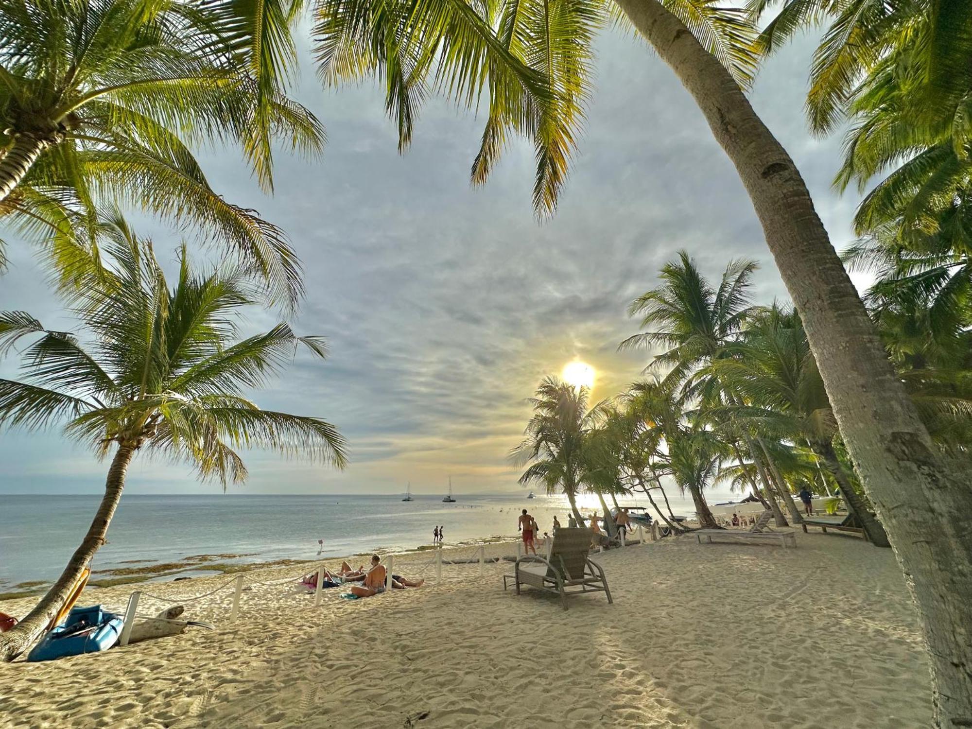 Coco Grove Beach Resort, Siquijor Island ภายนอก รูปภาพ Sunset at the beach